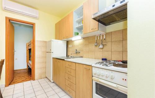 Povile Apartment | Beautiful Apartment In Povile With Wifi