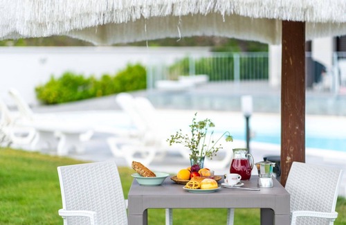 Citta Sant'Angelo Villa | Beautiful apartment in villa with WIFI, pool, A/C, TV, patio, pets allowed and panoramic view