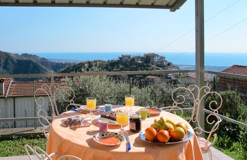 Montignoso Apartment | Beautiful apartment for 6 guests with WIFI, TV, patio and pets allowed