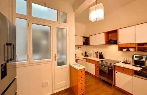 Como City Centre Apartment | Beautiful Apartment: Luminous and Serene in the Heart of Historic Como