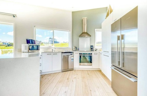 Karkari Peninsula House | Beautiful architecturally & interior designed home. 5 min walk to the beach.