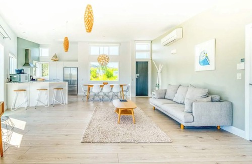 Karkari Peninsula House | Beautiful architecturally & interior designed home. 5 min walk to the beach.