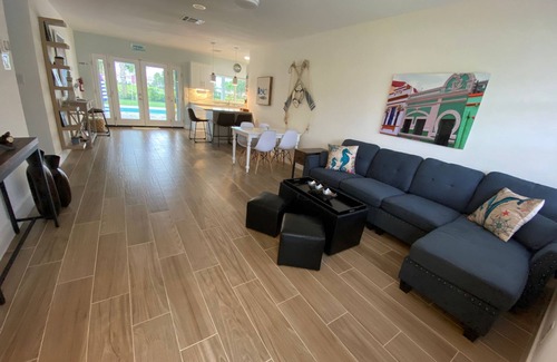 Pompano Beach House | Beautiful Backyard with BBQ area and Swimming Pool