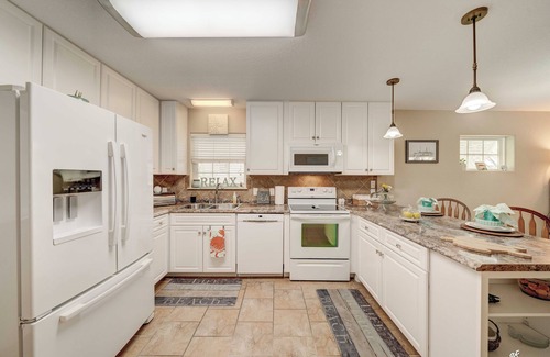 Holiday Beach House | Beautiful Beach house by boat ramp, Boat Parking ,POOL , large home & Garage