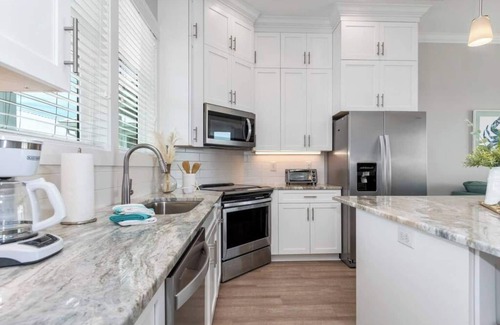 Emerald Isle Apartment | Beautiful beach views with top floor living area. Professionally decorated. Walkable to shops and attractions.