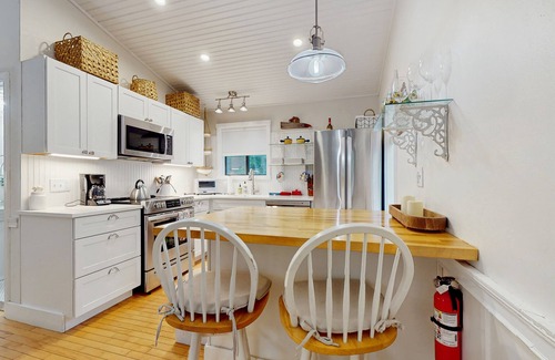 Quechee Condo | Beautiful bright condo with deck, wifi, kitchen, w/d, bbq, mountain view, TV's