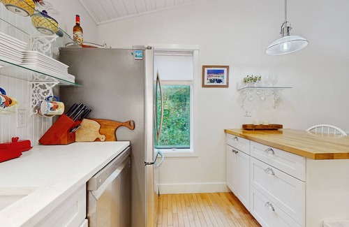 Quechee Condo | Beautiful bright condo with deck, wifi, kitchen, w/d, bbq, mountain view, TV's