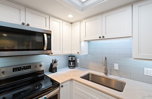 Stuart Condo | Beautiful bright, updated 2 bedroom, 2 bath oceanfront condo spectacular views!