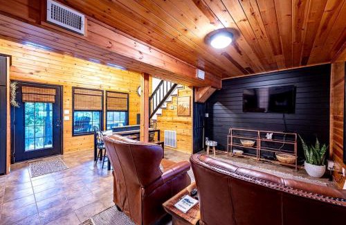 Broken Bow House | Beautiful Broken Bow Cabin with Private River Access