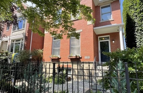 The Gap House | Beautiful Bronzeville Home with Gym & Yard