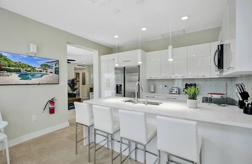 Deerfield Beach House | Beautiful Bungalow, Steps from the beach!