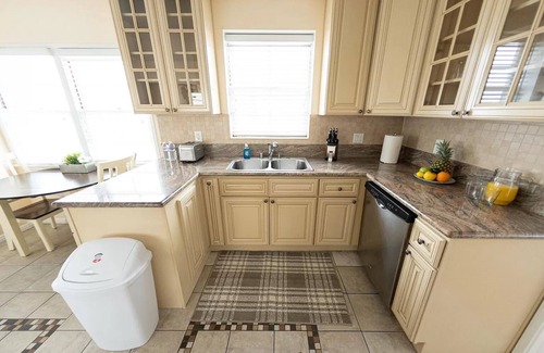 Burbank House | Beautiful Burbank Hills Home with Arcade, Movie Theater & Pool Table