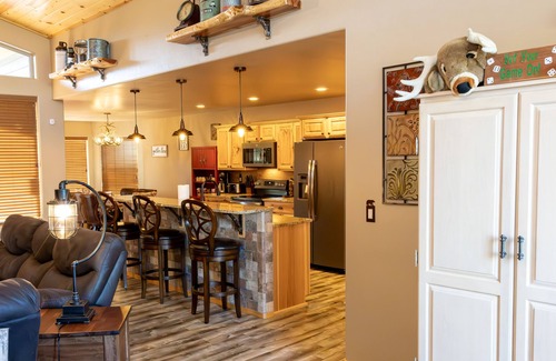 Show Low Cabin | Beautiful Cabin Getaway with a Pine Tree View!