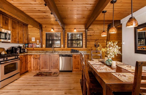 Big Bear Lake House | Beautiful cabin with hot tub! Pet friendly! Cul de sac directly across from lake