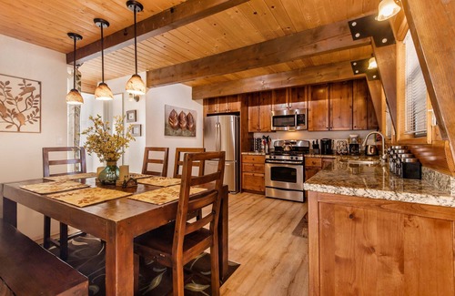 Big Bear Lake House | Beautiful cabin with hot tub! Pet friendly! Cul de sac directly across from lake