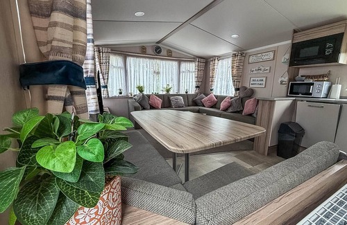 Clacton-on-Sea House | Beautiful caravan with decking and free WiFi at Highfield Grange ref 26740WR