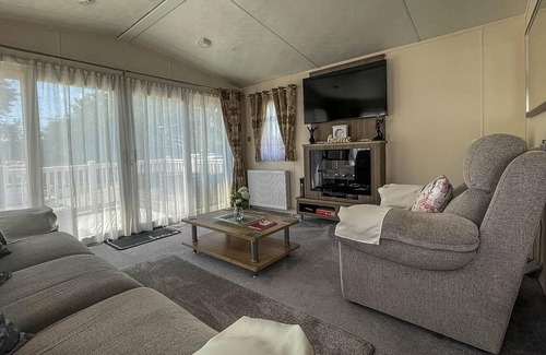 Clacton-on-Sea House | Beautiful caravan with large decking & WiFi at Oaklands Holiday Park ref 39027CW