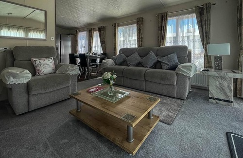 Clacton-on-Sea House | Beautiful caravan with large decking & WiFi at Oaklands Holiday Park ref 39027CW