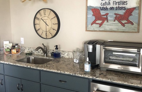 Tool Cottage | Beautiful Cedar Creek Lake Romantic Cottage Lakeside