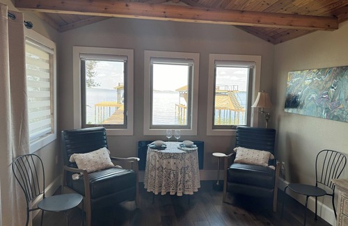 Tool Cottage | Beautiful Cedar Creek Lake Romantic Cottage Lakeside