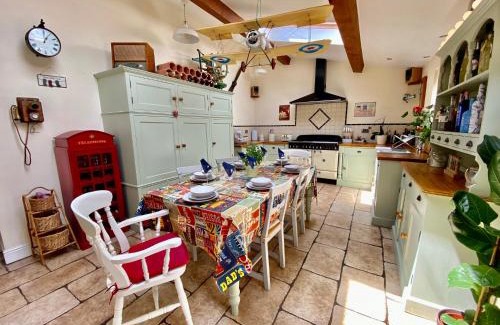 Wimborne House | Beautiful Character 5 Bedroom Dorset Thatched Cottage - Great Location - Garden - Parking - Fast WiFi - Smart TV - Newly decorated - sleeps up to 10! Only 18 mins drive to Sandbanks Beach! Close to Bournemouth & Poole