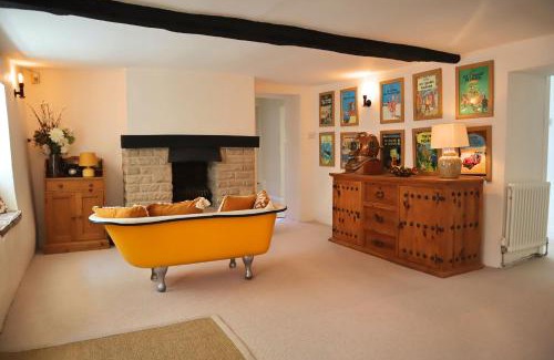 Wimborne House | Beautiful Character 5 Bedroom Dorset Thatched Cottage - Great Location - Garden - Parking - Fast WiFi - Smart TV - Newly decorated - sleeps up to 10! Only 18 mins drive to Sandbanks Beach! Close to Bournemouth & Poole