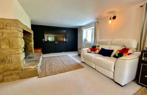 Wimborne House | Beautiful Character 5 Bedroom Dorset Thatched Cottage - Great Location - Garden - Parking - Fast WiFi - Smart TV - Newly decorated - sleeps up to 10! Only 18 mins drive to Sandbanks Beach! Close to Bournemouth & Poole