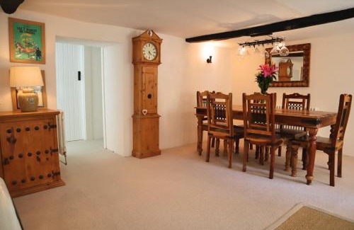 Wimborne House | Beautiful Character 5 Bedroom Dorset Thatched Cottage - Great Location - Garden - Parking - Fast WiFi - Smart TV - Newly decorated - sleeps up to 10! Only 18 mins drive to Sandbanks Beach! Close to Bournemouth & Poole