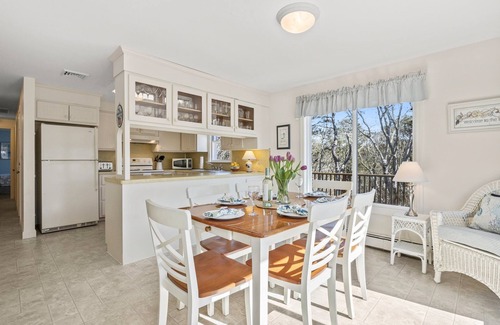 South Chatham House | Beautiful Chatham, Sun Sand & Surf. 8/10 mile to beaches ,pet friendly home