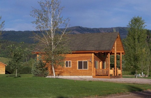 Alpine Cabin | Beautiful Clean Cabin on the Salt River With Hot Tub, Fishing, Horseback Rides