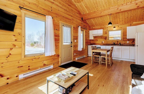 West Hants Cottage | Beautiful Cottage w/Firepit Bbq,close to lakes,vineyards,zipline & Ski Martock