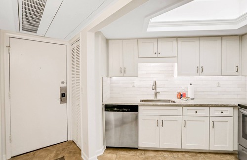 American Beach Condo | Beautiful Condo with Gorgeous Ocean Views from Balcony + Shared Pool & Free WiFi
