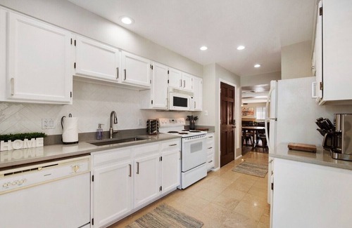 Central Scottsdale Condo | BEAutiful Condo centrally located in the heart of Scottsdale with KING bed!