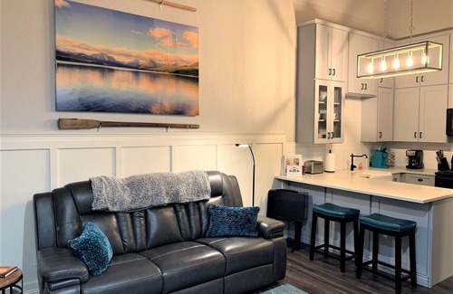 Show Low Condo | Beautiful Condo Upstairs 2BD/2BA - Travel Nurses by Hospital - W/D in unit!