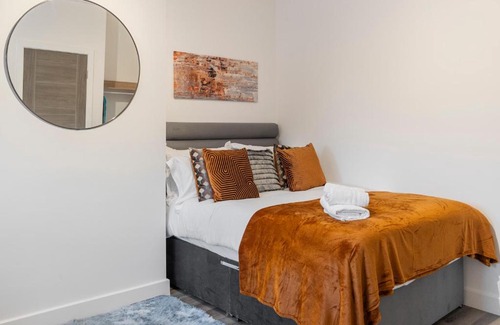 Brent Cross Apartment | Beautiful-Cosy-King sized bed Flat 3 min walk to Tube Station