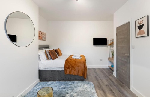 Brent Cross Apartment | Beautiful-Cosy-King sized bed Flat 3 min walk to Tube Station
