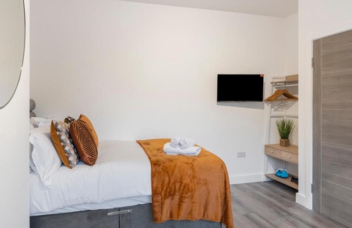 Brent Cross Apartment | Beautiful-Cosy-King sized bed Flat 3 min walk to Tube Station