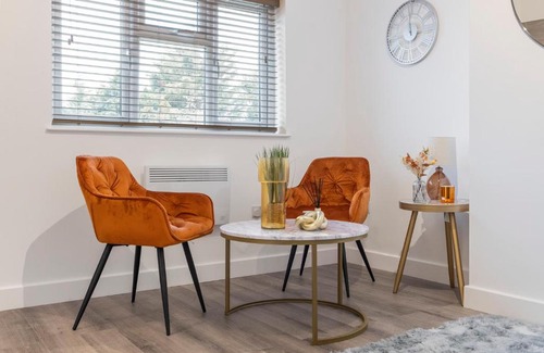 Brent Cross Apartment | Beautiful-Cosy-King sized bed Flat 3 min walk to Tube Station