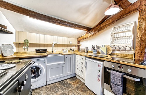 Broughton Hackett Cottage | Beautiful Cottage with Parking