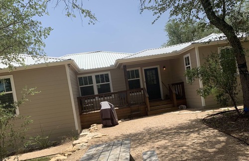 Spicewood Cottage | Beautiful Cottage in the Hill Country- 2 mins from Lake Travis