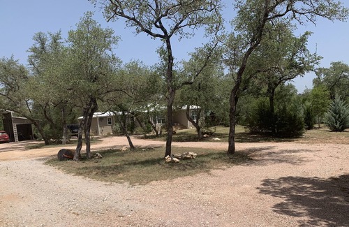 Spicewood Cottage | Beautiful Cottage in the Hill Country- 2 mins from Lake Travis