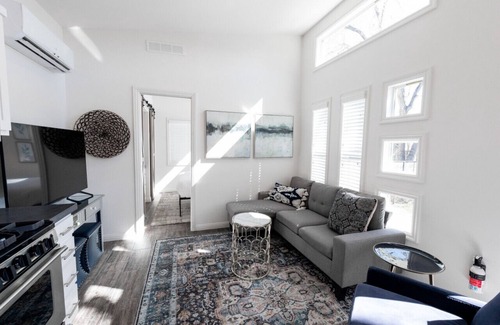 Old Southwest House | Beautiful Cottage on Historic Grounds