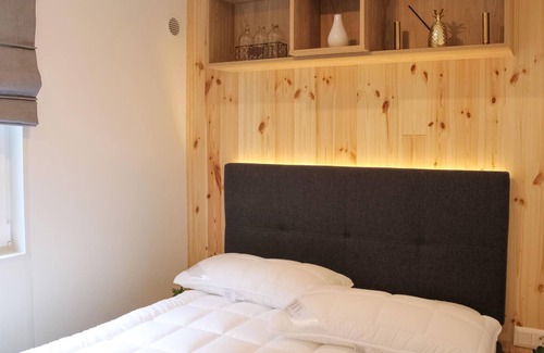 Wemding House | Beautiful cottage with panoramic view of the lake.