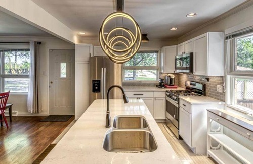 Miller Beach Cottage | Beautiful Cottage with Hot-tub in Gary, Indiana