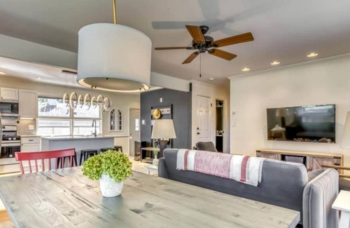 Miller Beach Cottage | Beautiful Cottage with Hot-tub in Gary, Indiana