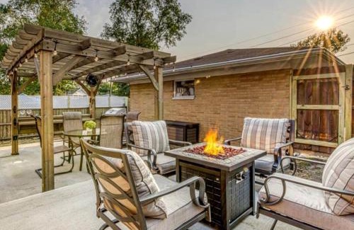 Miller Beach House | Beautiful Cottage with Hot-tub in Gary, Indiana