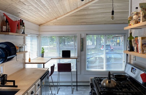 Syracuse House | Beautiful cozy cottage 1 block from the lake and Oakwood hotel.