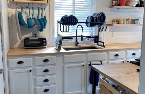 Syracuse House | Beautiful cozy cottage 1 block from the lake and Oakwood hotel.