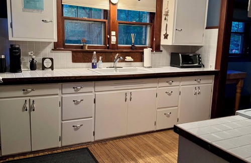 Galesville House | Beautiful Cozy Lake House on 2 & 1/2 acres!