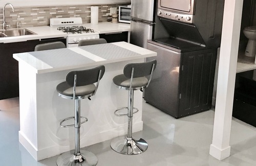 Gardena Apartment | Beautiful & Cozy LOfT/SpaceX, Beaches.